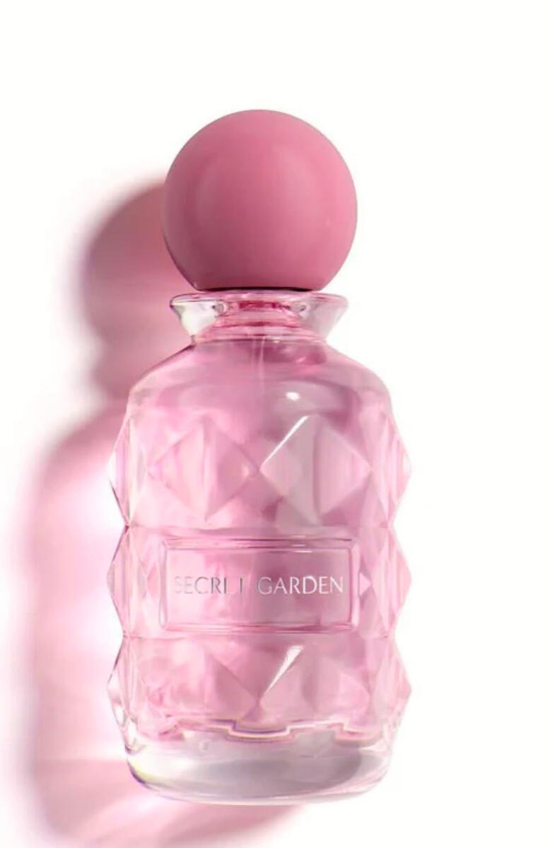 Secret Garden Family Floral • Green Occasion Daytime Season Spring • Summer Longevity Long-lasting Projection Moderate Olfactory Notes Top Bergamot • Green Leaves Heart Rose • Peony • Jasmine Base White Musk • Cedarwood • Amber Signature Fresh, e
